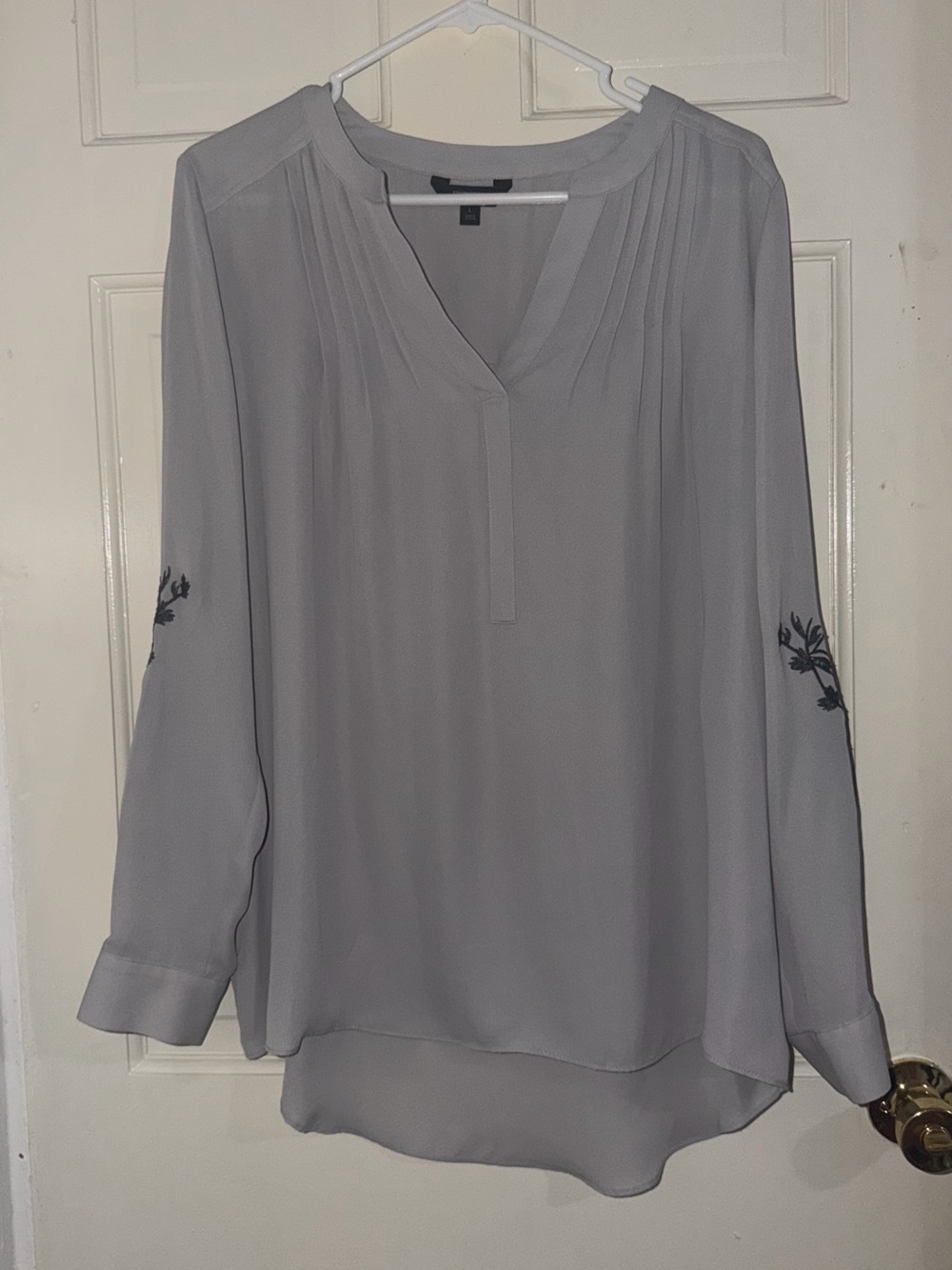 Simply Vera Vera Wang Light Gray V-Neck Embroidered Sleeve Blouse